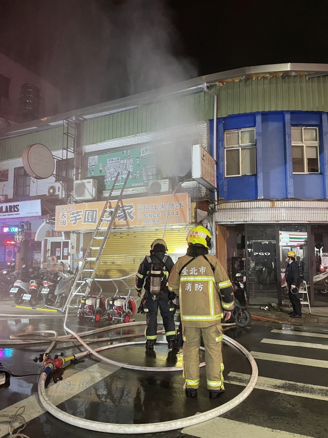 天母知名冰品店「芋圆之家」凌晨火警！消防抢救疏散4人。(叶庭欣/翻摄)