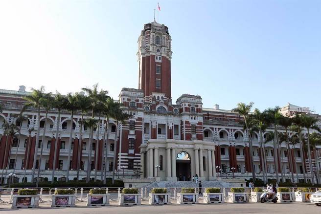 手賤！路過折一下總統府欄杆尖刺 ，當場「彎掉了」男遭送辦免罰。(中時資料庫)