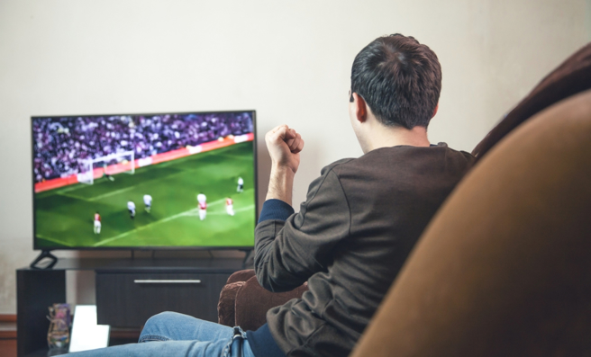 老公和前夫變好朋友，周末常常一起看球賽，讓人妻很崩潰。（圖：shutterstock／達志）