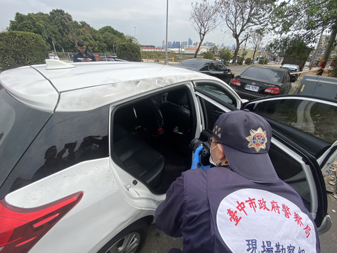 警方在五權西路1家資源回收廠前，找到犯嫌丟棄的車輛。(警方提供)