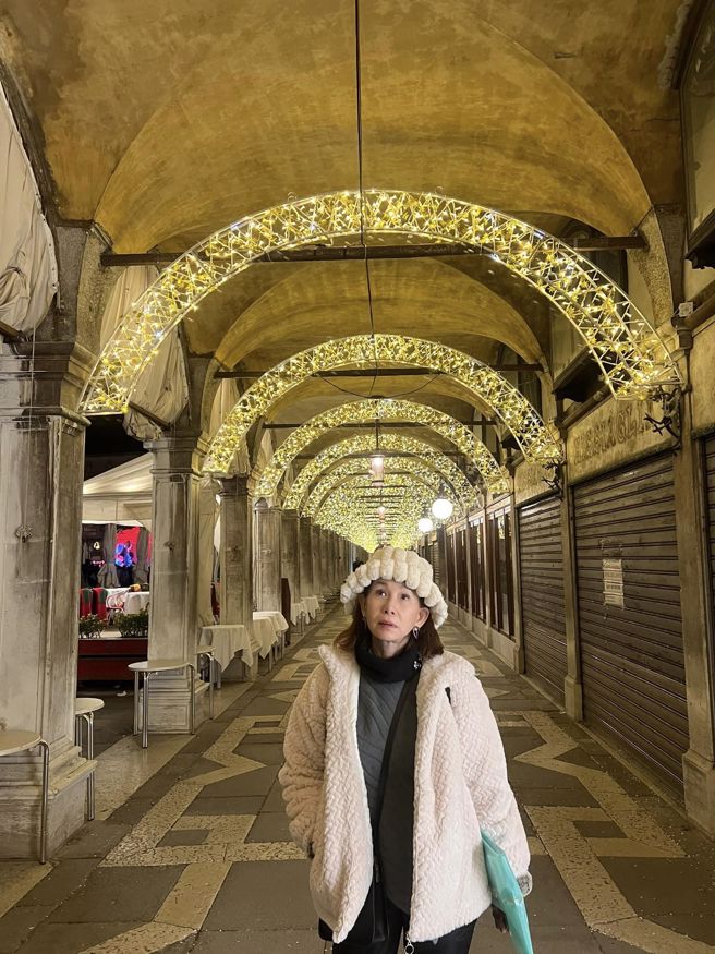 周丹薇飞去威尼斯学琉璃。（图／FB@周丹薇）