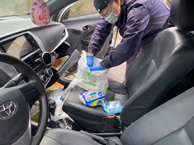 警方在五權西路1家資源回收廠前，找到犯嫌丟棄的車輛。(警方提供)