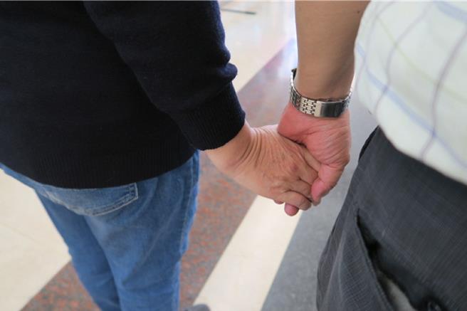 親人住進安寧病房常讓家屬感到徬徨無助，這時雙方最需要的其實是多陪伴，握手就能給予力量。（衛福部彰化醫院提供／孫英哲彰化傳真）