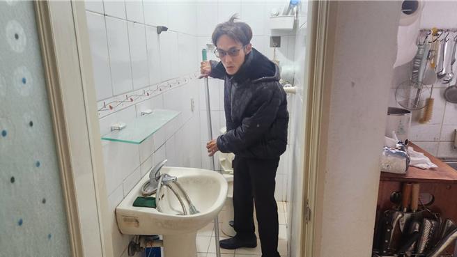 台南市南区过年前有独居男病故陈尸家中，万世达礼仪公司员工邱育杰义务清理死者陈尸的厕所，解决尸臭味飘散困扰。（程炳璋摄）