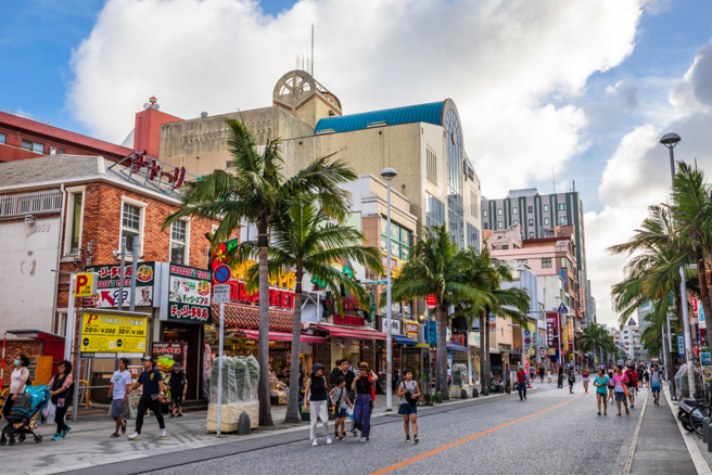 一名网友直言冲绳没什么好玩的，不少人表示认同；也有网友认为交通方便、旅费便宜，是出国首选地点。（图：shutterstock／达志）