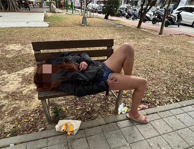 寒流來襲氣溫驟降，民眾1日清晨7時許在萬壽公園發現1名女子3躺臥公園長椅，意識不清、叫不醒，擔心發生憾事緊急報警，警方及救護人員到場發現有失溫現象及時送醫。（民眾提供／陳淑芬台中傳真）