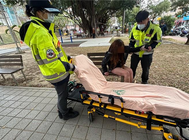 寒流來襲氣溫驟降，民眾1日清晨7時許在萬壽公園發現1名女子3躺臥公園長椅，意識不清、叫不醒，擔心發生憾事緊急報警，警方及救護人員到場發現有失溫現象及時送醫。（民眾提供／陳淑芬台中傳真）