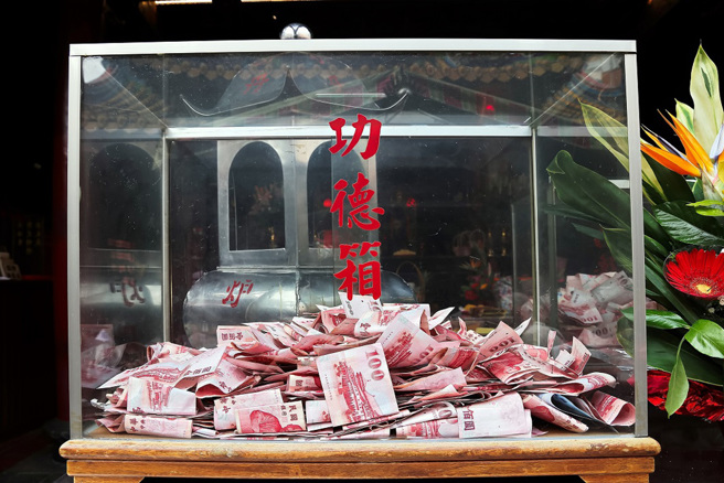 一名锺姓惯窃出狱后，在今年2月间，在青山宫用口香糖黏在加长线香前端，手持伸入香油钱箱窃取100元，遭检方起诉。台北地方法院依窃盗罪，判处拘役40日，得易科罚金。可上诉。（示意图:shutterstock/达志）