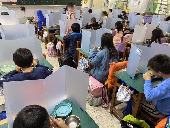 「苏丹红」辣椒粉风暴扩大，新北市教育局7日宣布校园营养午餐除咖哩粉、辣椒粉，也暂停使用白胡椒、黑胡椒、椒盐粉3个月。（新北市教育局提供）