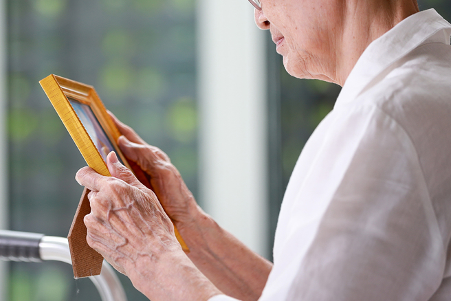 为了让奶奶放心，孙子透过AI技术换脸，「復活」已故的爸爸。(图:shutterstock/达志)