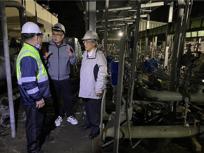 近期天气寒冷，台北市7日深夜突传出多处停止供应天然气状况，台北市产发局长陈俊安获报后赶赴现场与欣湖天然气公司确认，原因疑为该公司汰换高压瓦斯管，导致内湖区地管网压力下降。(黄敬文翻摄)