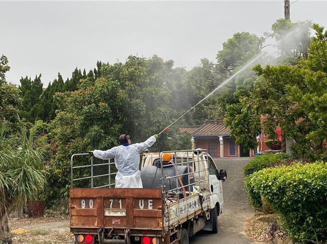 正值荔枝椿象防治期，彰化县八卦山脉沿线乡镇公所已动员清洁队展开化学防治。（翻摄花坛乡公所脸书／孙英哲彰化传真）