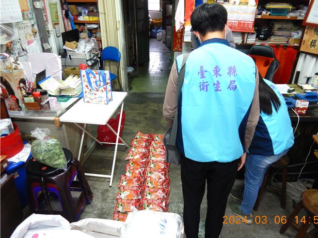 台东县卫生局稽查苏丹三号色素辣椒粉。（台东县府提供／蔡旻妤台东传真）