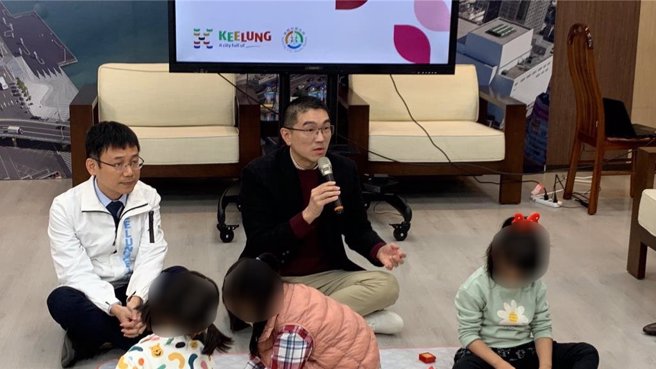 基隆市政府推出全国第一个「基隆亲子照护平台」，8日由市长谢国梁（二排右）、卫生局长张贤政（二排左）及专家团队宣布启动。谢国梁表示，身为父亲也常遇到小朋友有状况不知所措，希望透过谘询平台，让基隆家长更安心。（徐佑升摄）