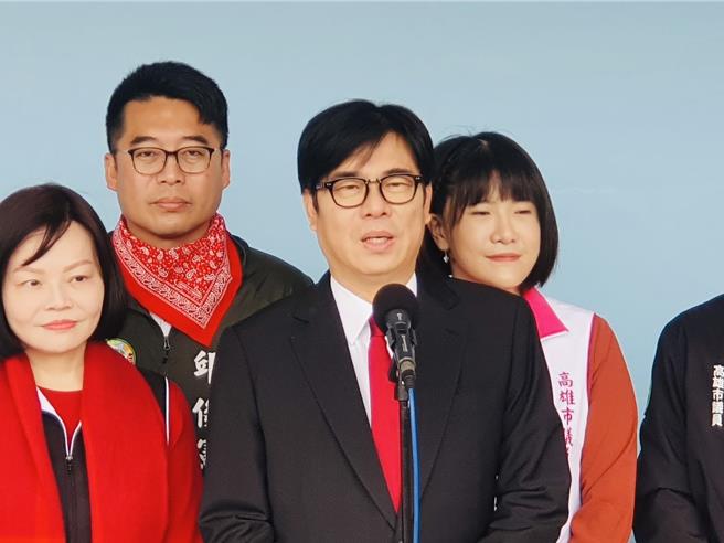 「苏丹红」辣椒粉风波再扩大！绿委林淑芬在脸书惊爆津栈、佳广2家公司，经营者至少还有9家公司登记在高雄市同地址、同负责人；对此，高雄市长陈其迈今日表示，在清查过程已掌握「是多名家族成员关系企业，且仓储出发货皆是同一地点」，检方已介入调查，市府将会从严执法、从重处罚。（林雅惠摄）