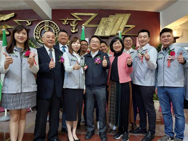 前行政院长苏贞昌今（8）日出席新北市议会民进党团交接担任监交人，被外界解读是「回娘家」替女儿苏巧慧铺路参选2026新北市长，苏巧慧笑称「大家都到齐最重要的原因是张维倩努力争气」。（陈慰慈摄）