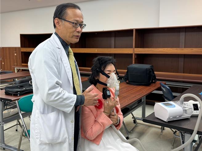 台中63岁彭姓企业女主管（右）自认睡眠状况良好，不料健检时意外发现罹患重度阻塞性睡眠呼吸中止症，每小时平均睡眠呼吸中止高达70.5次，幸经正阳压呼吸器治疗，成功降到正常值。（潘虹恩摄）