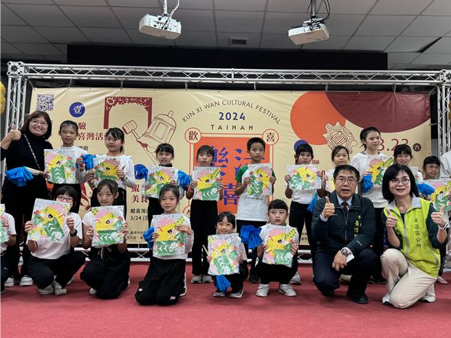 台南市长黄伟哲(前排右二)今（8）日出席乐活鲲喜湾活动。(曹婷婷摄)