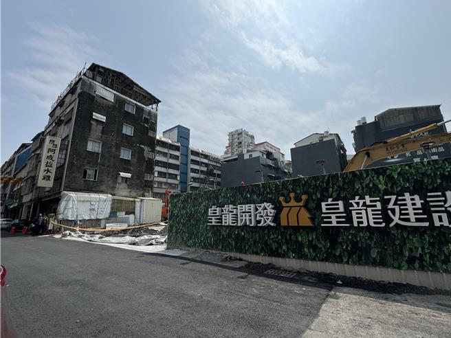 五妃街巨坑已填平，路面柏油也已重新铺设，8日凌晨4点恢復通行。(曹婷婷摄)