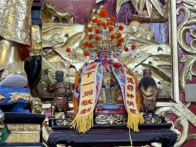官田区慈圣宫指庙内供奉的土地公神像已有362年歷史。（宝智华摄）