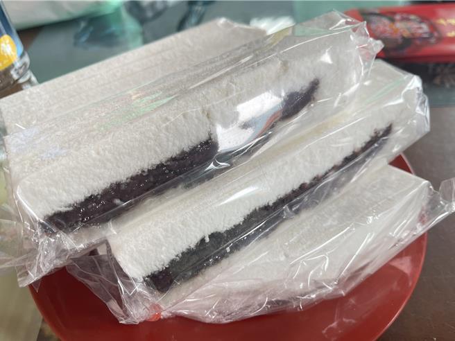 庙方特别选定茯苓糕为土地公庆生。（宝智华摄）