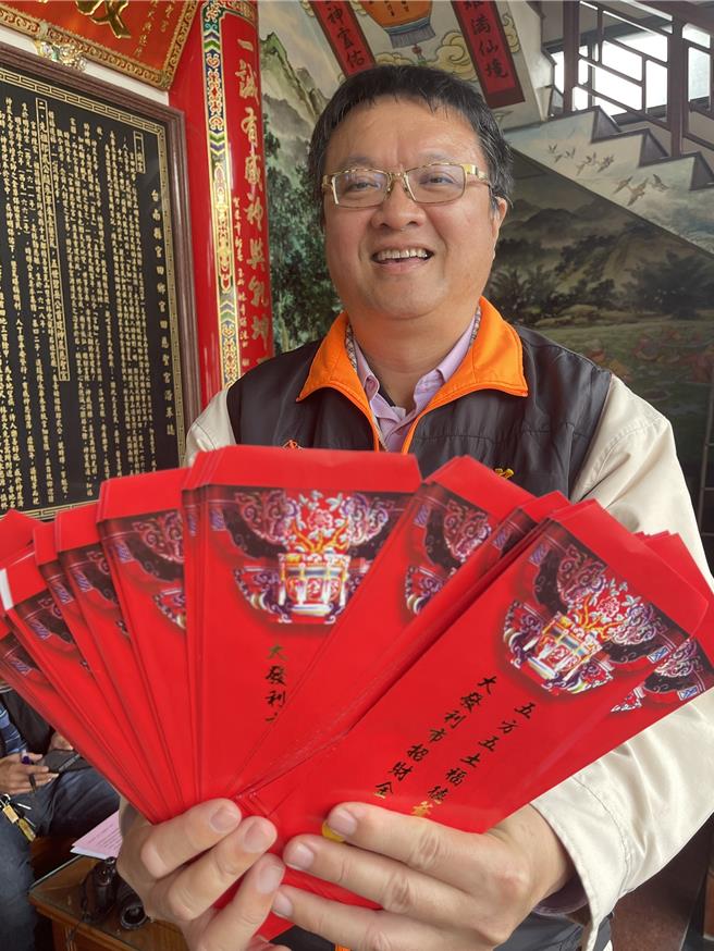 慈圣宫主委陈俊铭表示庙方将准备300份发财金供信眾掷筊索取。（宝智华摄）
