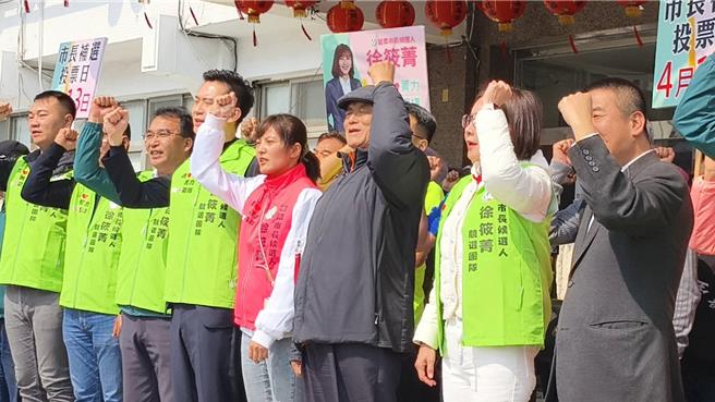 民进党苗栗县议员徐筱菁（着红外套者）8日登记参选苗栗市长。（读者提供／谢明俊苗栗传真）