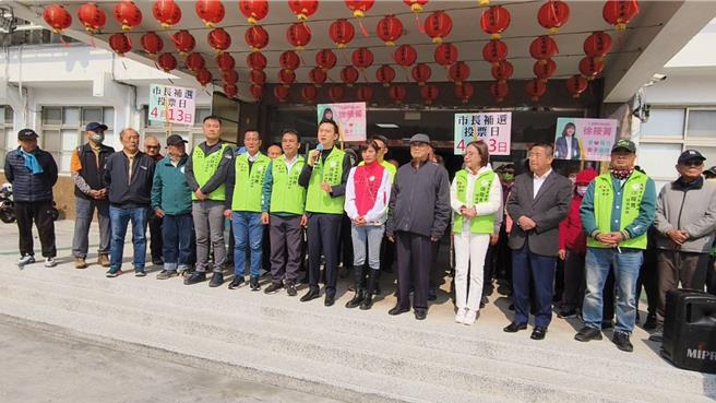 民进党苗栗县议员徐筱菁（着红外套者）8日登记参选苗栗市长。（读者提供／谢明俊苗栗传真）