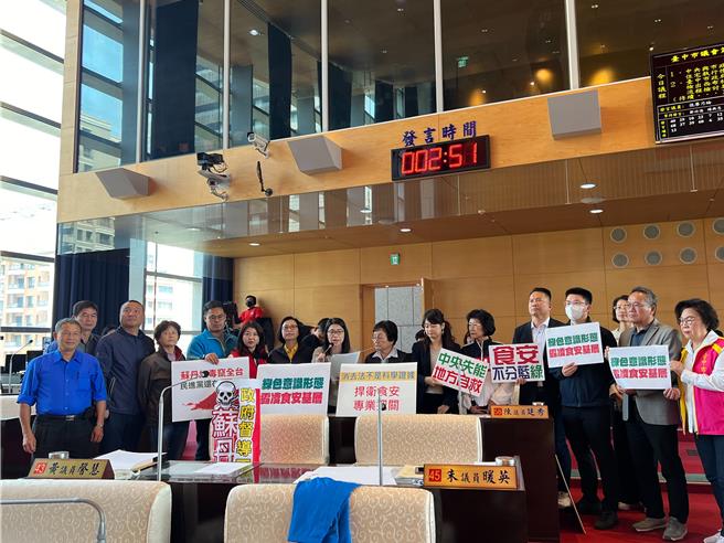 國民黨台中市議員們認為食安把關是專業，民進黨意識型態霸凌食安基層。（張亦惠攝）