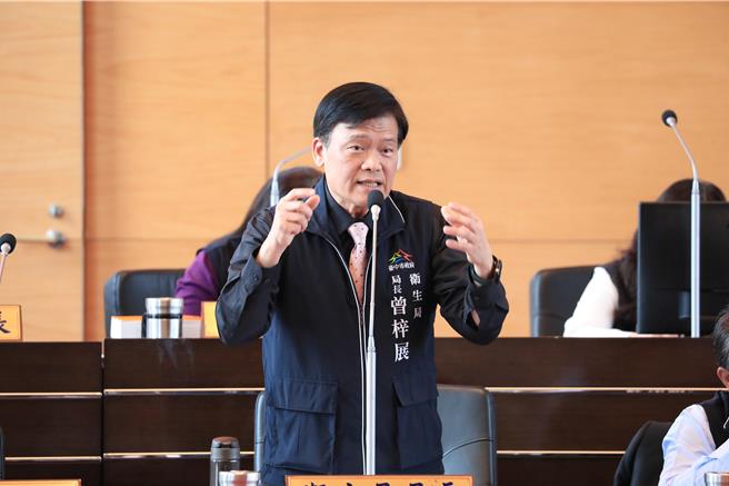 台中市衛生局長曾梓展說，肉品驗出西布特羅跟中央提的缺失沒關係，但卻是付出最低社會成本的結論。（張亦惠攝）