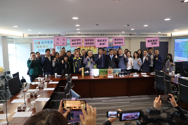 全国区渔会总干事林启沧偕同各区渔会总干事及渔业团体等至海巡署舰队分署，齐力声援海巡。(戴志扬翻摄)
