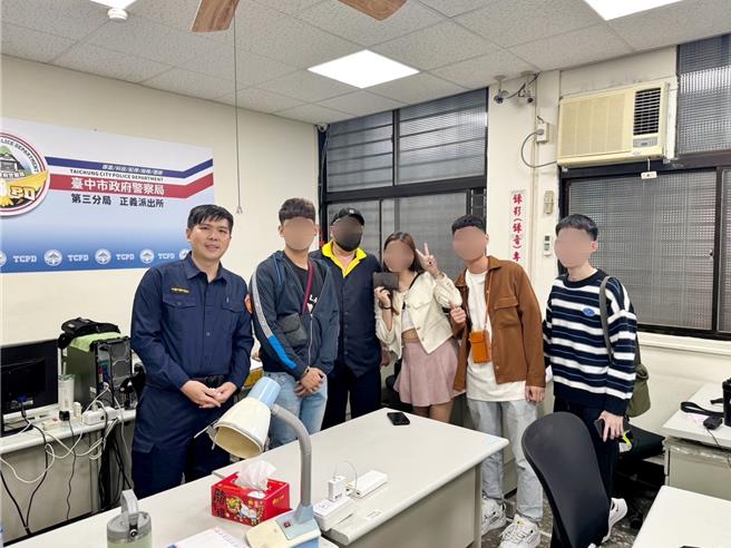 远从马来西亚来台旅游的28岁马姓女子（右三），不慎将护照遗落在计程车上，儘管事隔1天，仍在警员耐心协助下，找到运将（右四）顺利寻获马女的护照。（警方提供／王煌忠台中传真）