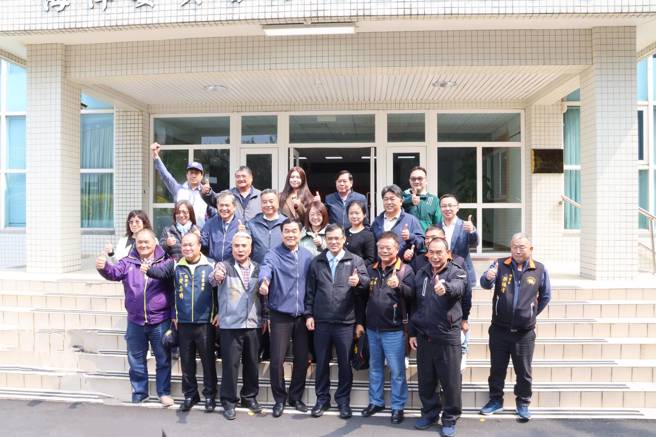 全国区渔会总干事林启沧偕同各区渔会总干事及渔业团体等至海巡署舰队分署，齐力声援海巡。(戴志扬翻摄)