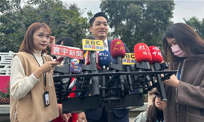 台北市長蔣萬安8日下午將參與味全龍的季前發布會，會中也會與今年加入啦啦隊「小龍女」的林襄相見歡。蔣萬安上午也提前透過媒體鏡頭，隔空向太太石舫亘喊話「我是亘粉」，也引發在場人士笑聲不斷。（丁上程攝）