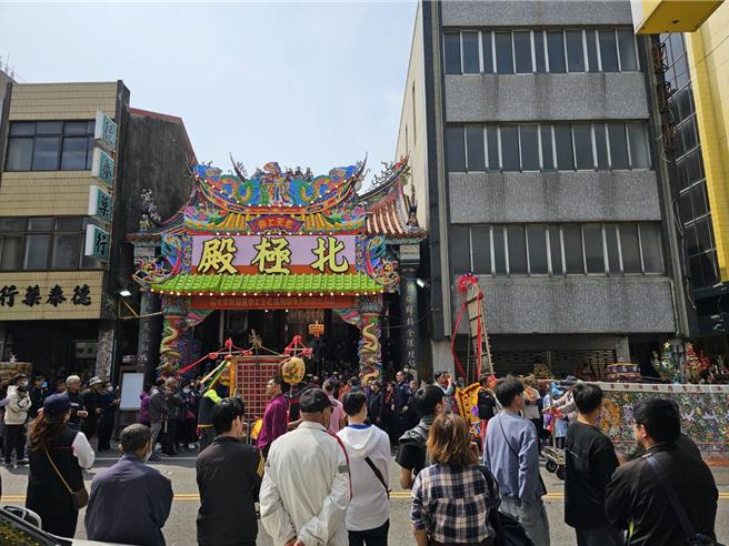 玄天上帝廟會40頂神轎遶境隊伍8日上午經過中西區玄天上帝廟宇。（程炳璋攝）