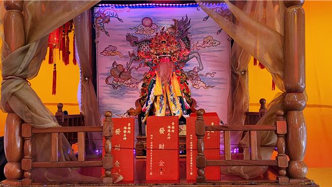 澎湖馬公市景福祠生財有道，開財庫供求發財金。至11日晚上止，每人限擲1次，依所擲聖杯數可借200至600元不等的發財金。（許逸民攝）