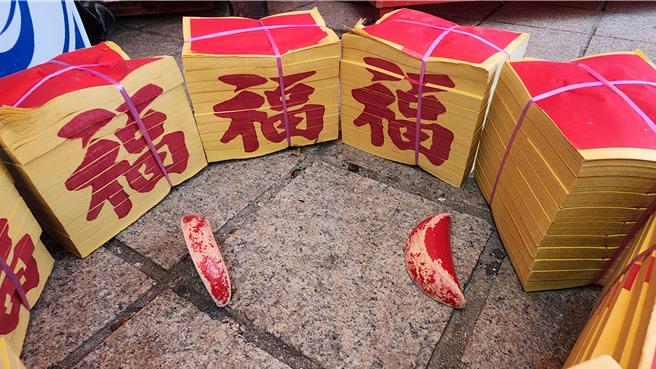 澎湖馬公市景福祠生財有道，開財庫供求發財金。8日早上，還有一名信眾在第二杯時擲出立筊，馬上升級為3聖杯，借走600元。（許逸民攝）