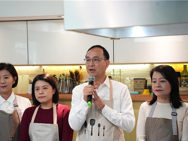 朱立倫8日反批民進黨「攻擊、抹黑、抹紅國民黨不會解決問題」，質疑民進黨主席賴清德是否準備好接棒、接任中華民國總統。（黃敬文攝）