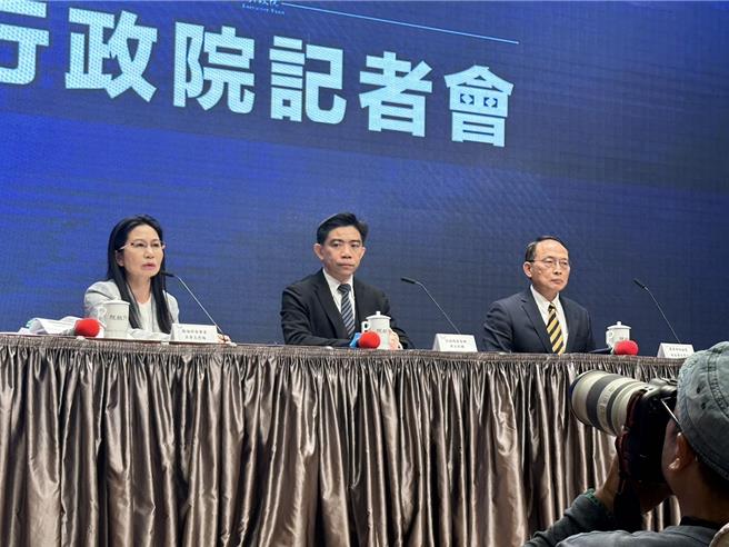 行政院今上午举行「行政院食品安全办公室说明西布特罗事件之调查结果」记者会并接受联访。（杨亚璇摄）