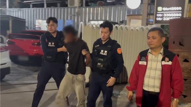 員警朝詹嫌車輛右前輪開8槍，詹仍駕車持續逃至台南市歸仁區文化街三段及南興街口，因右前車頭追撞路邊民車，詹嫌只好棄車逃逸，最後員警在距離車禍現場不遠的文化20街36號前，將詹嫌逮捕上銬。（高雄市警方提供／林雅惠傳真）