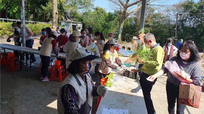 植树节下周即将到来，基市府推出「发票换树苗」活动，于3月12日在七堵苗圃发放，凭今年1至2月、3至4月发票3张，即可换1株树苗，每人限3株，送完为止。（基隆市产发处提供／徐佑升基隆传真）