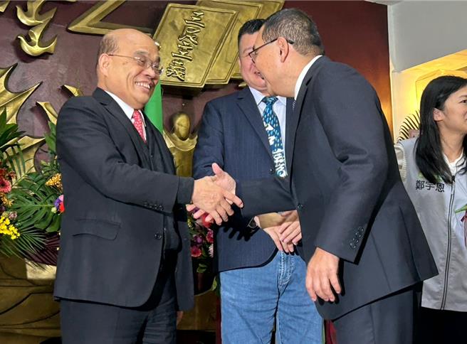 2024年3月8日新北市／新北市议会今（8）日举行民进党团干部交接典礼，由前行政院院长苏贞昌担任监交人，新北市长侯友宜也共同出席。（刘玮晴摄）