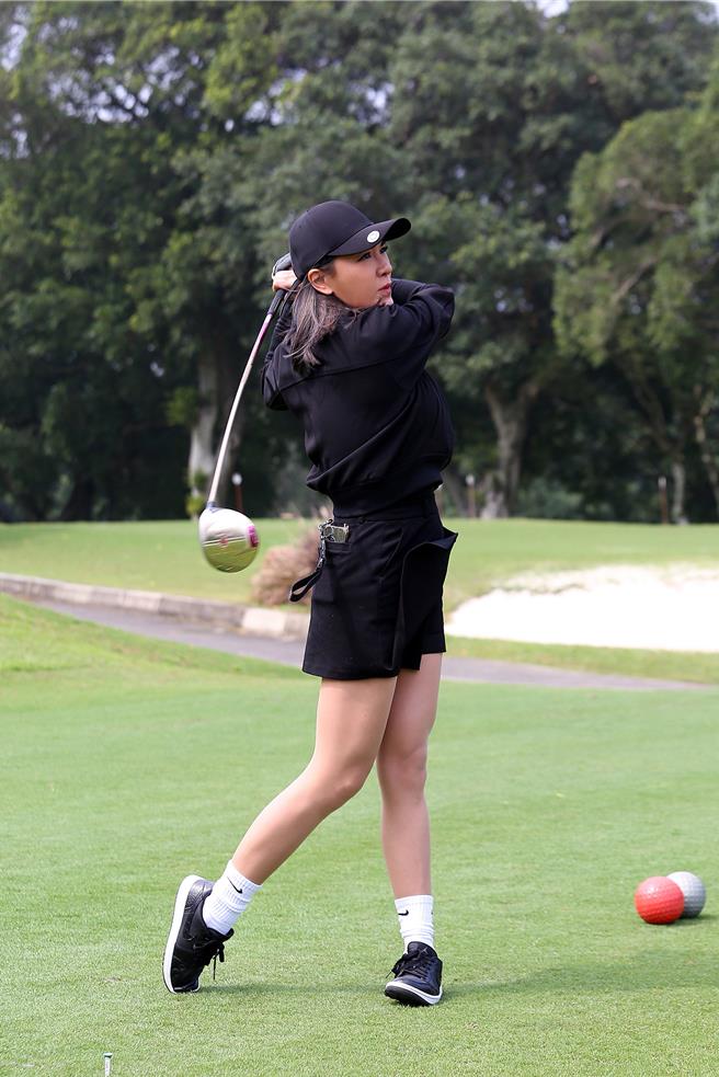 小祯受到影响也爱上高尔夫。（国华球场提供）