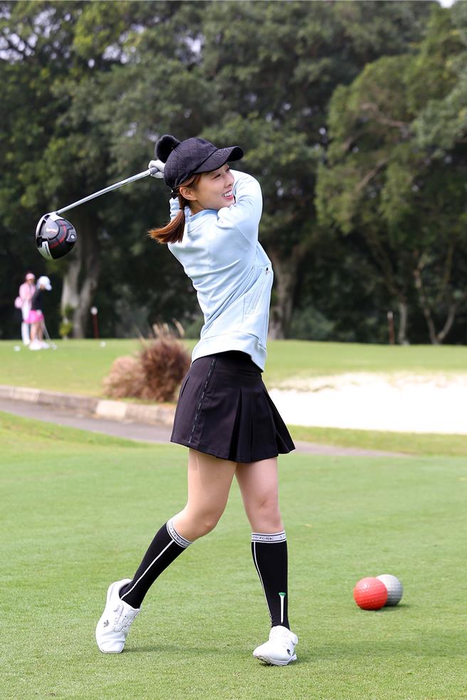 夏语心自信开球。（国华球场提供）