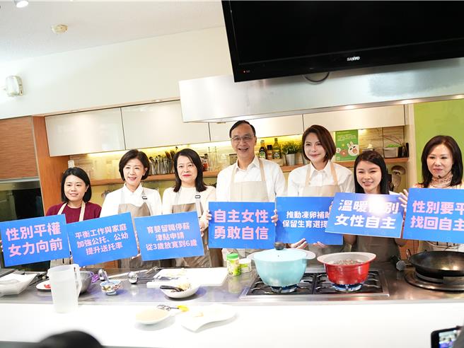为欢庆三八妇女节，国民党主席朱立伦今(8)日与李彦秀、许宇甄、张嘉郡、王育敏、陈菁徽、邱若华等6名蓝营立委，一同亲手下厨烹煮有助于女性身体维持健康的山药排骨汤与红豆汤。(黄敬文摄)
