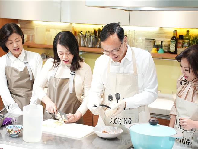 朱立伦自称今天来是当帮厨，但他替山药削皮时被亏「是不是很久没下厨」。(黄敬文摄)