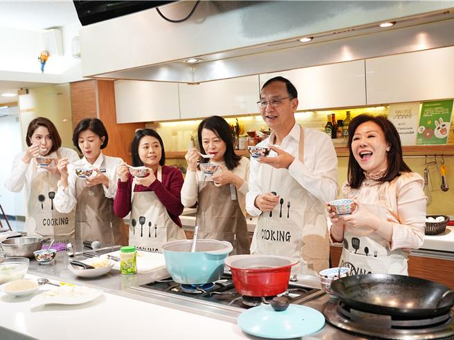 完成后眾人一起试喝，大讚汤品美味。(黄敬文摄)