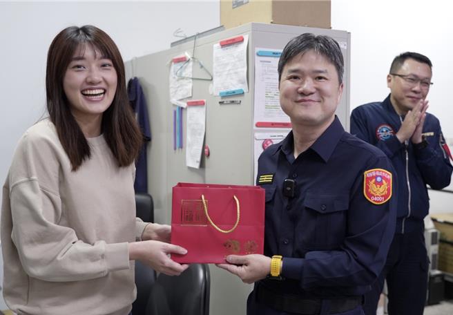 新庄警分局长王鸿儒昨提前在妇女节前夕致赠礼盒给女性同仁表达慰问之意。（新北市新庄警分局提供／吕健豪新北传真）