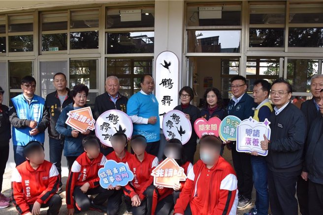 苗栗縣公館鄉鶴岡國中社區共讀站8日上午揭牌啟用。（謝明俊攝）