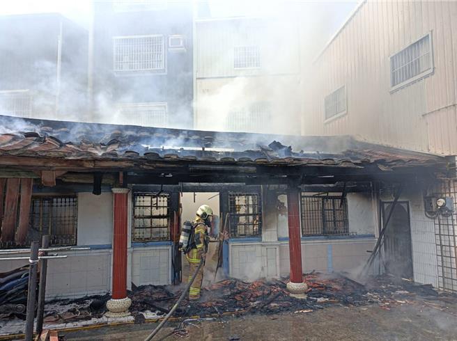 六甲區一間磚造平房發生火警，一男逃生不及，燒成焦屍。（民眾提供／寶智華台南傳真）